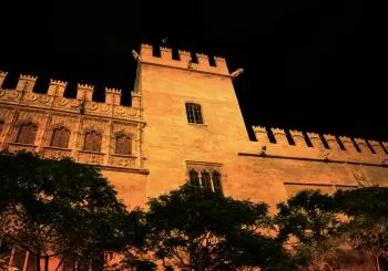 Una noche enigmatica a la luna de Valencia