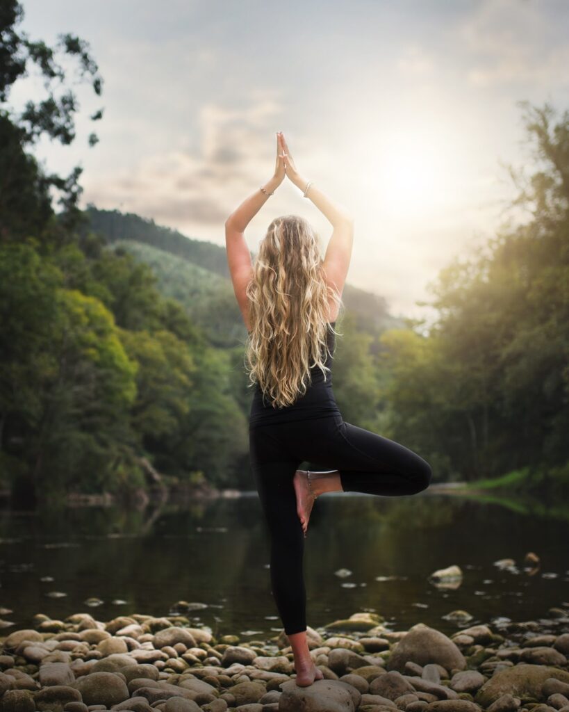 Clases de yoga en Santander con instructora acreditada en sala acogedora