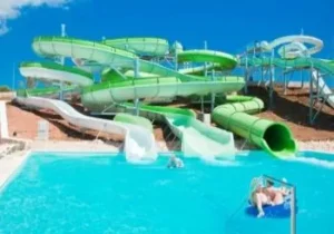 Los 10 mejores parques para visitar en España: naturaleza, aventura y diversión Splash Sur Aquapark en Menorca
