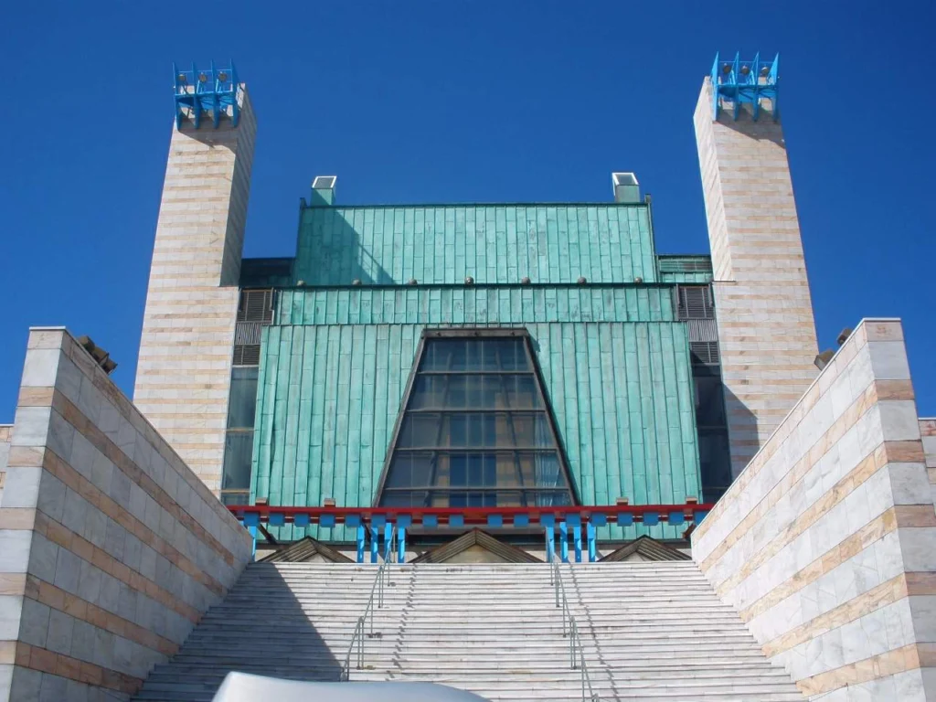 Fachada del Palacio de Festivales de Cantabria en Santander frente a la bahía